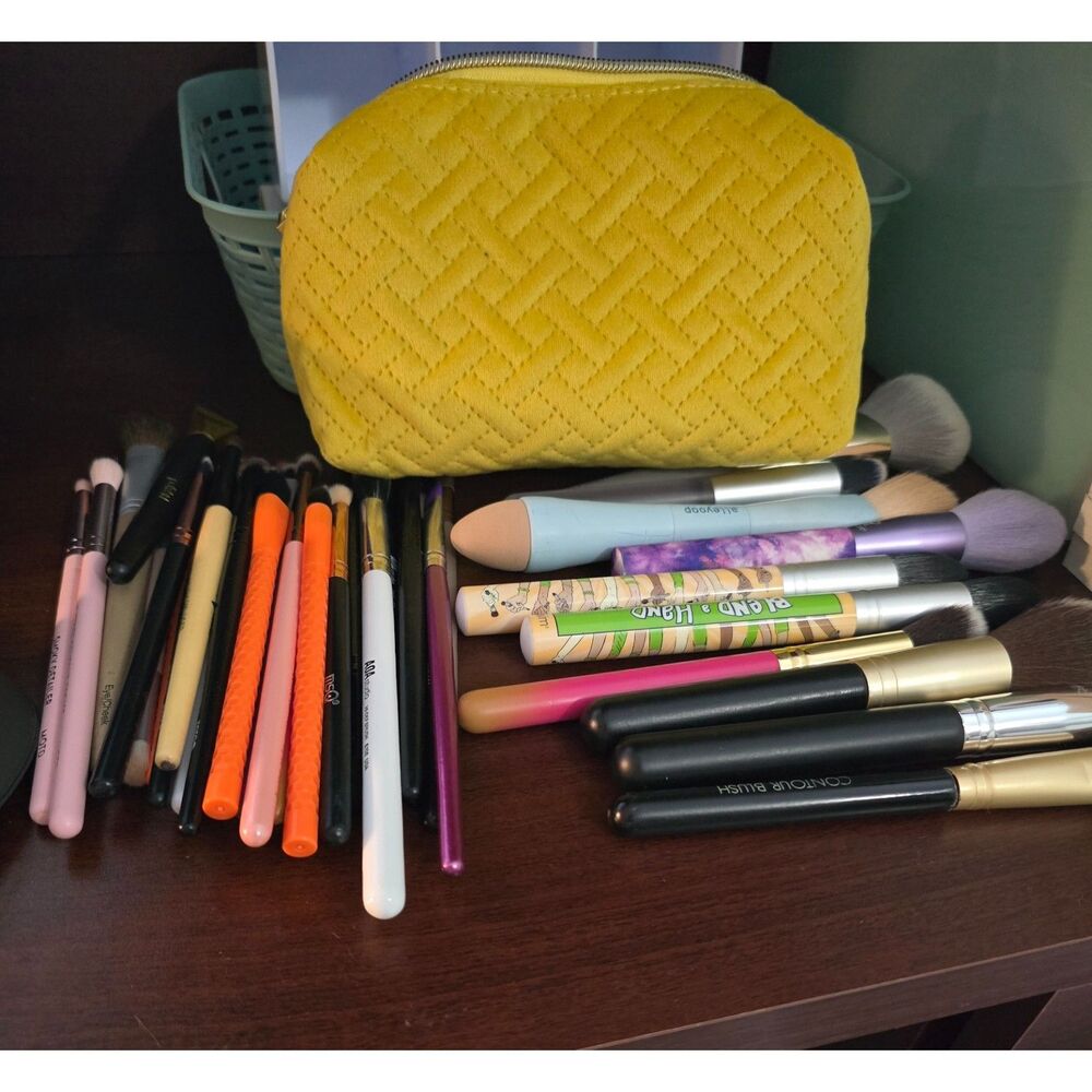 Huge lot of 30 eye make up brushes and 10 face make up brushes! Some never used